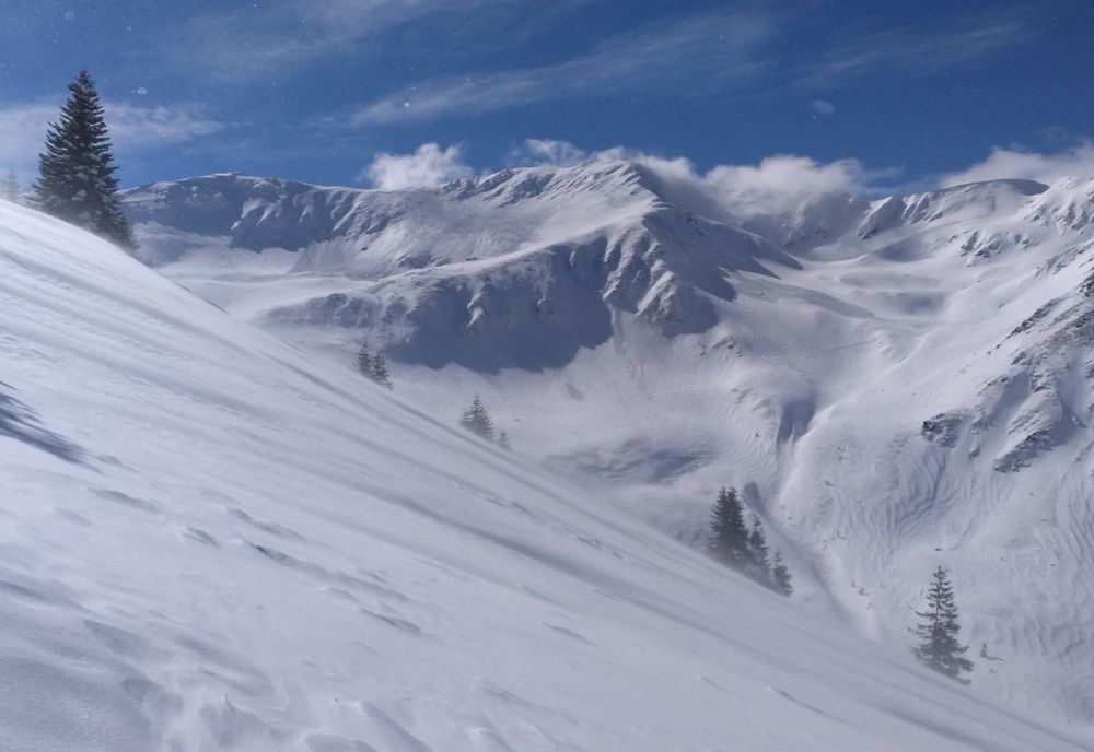 Avalanșă din Bucegi. Două persoane au fost prinse