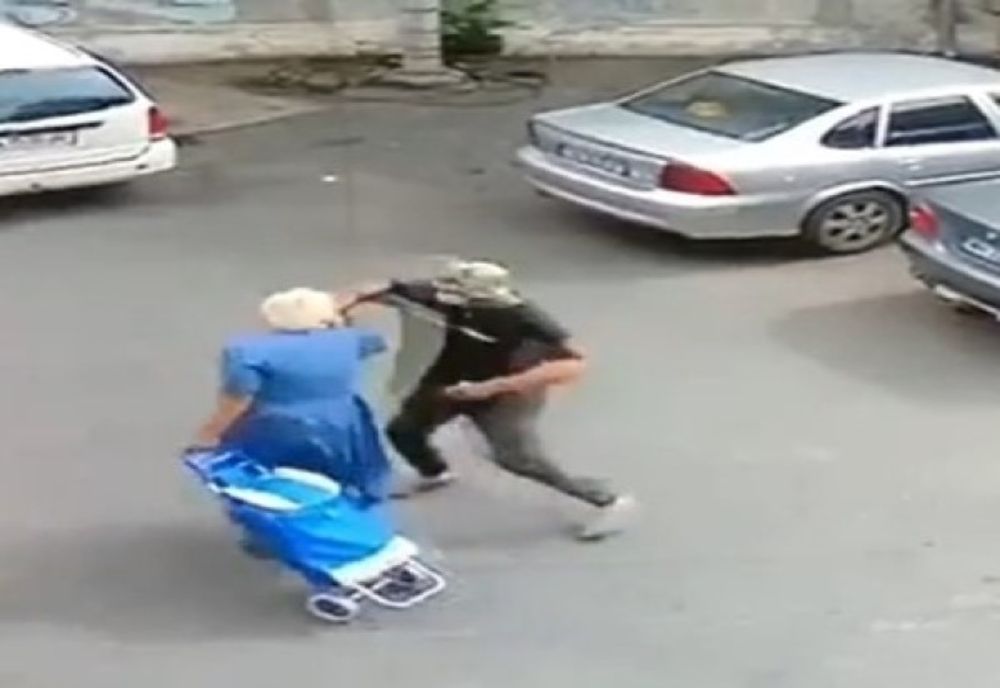 Bătrână bătută și tâlhărită