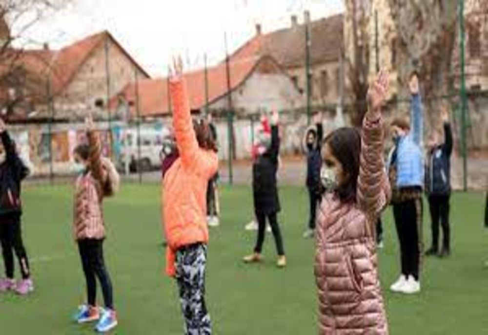 Elevii ar putea scăpa de MASCĂ la orele de sport. În ce condiții