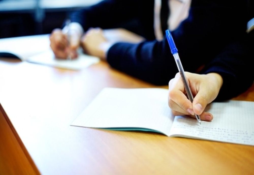 Simularea evaluării naţionale pentru clasa a VIII-a începe azi, cu proba la Limba şi literatura română