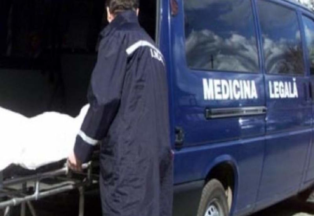 Femeie moartă după ce a căzut de la etaj!