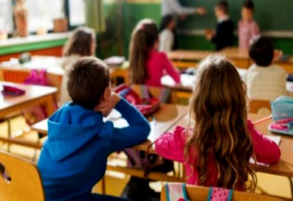 Elevii din clasele terminale și speciale revin, FIZIC, la școală din 10 mai