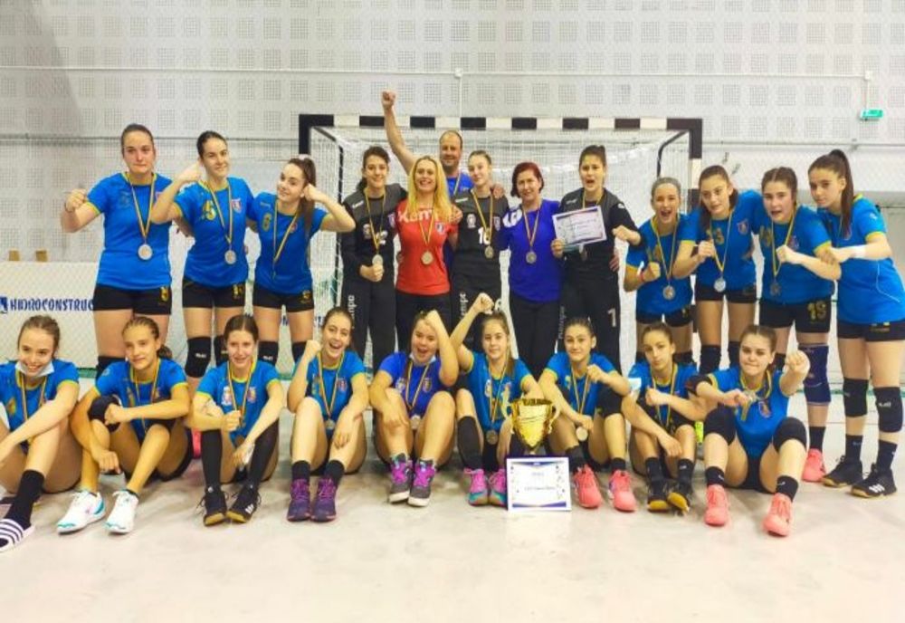 Echipa de handbal feminin Corona Brașov este vicecampioană națională la junioare 3!