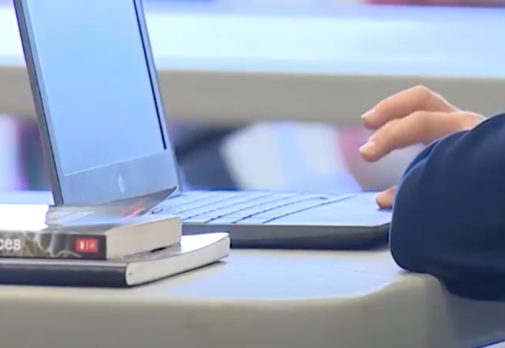 Prelungirea șomajului tehnic și aprobarea de zile libere plătite părinţilor cu copii în online, adoptate de Guvern prin OUG