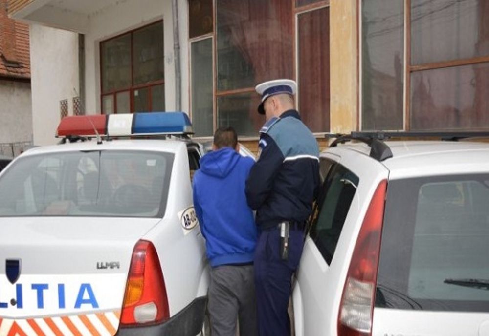 Și-a însușit 8 colete, aparținând unei femei din Braşov, care i le încredinţase pentru a le transporta din Germania în România.