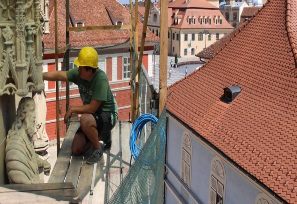 Statuile de pe fațata Bisericii Negre, restaurate