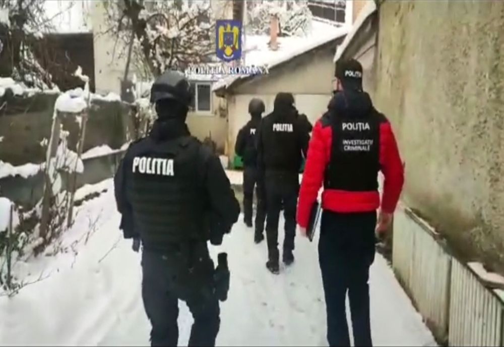 VIDEO Percheziții la persoane care dețineau ilegal arme de foc