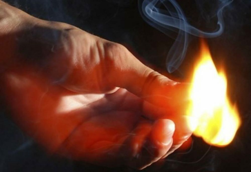 Doi bărbați acuzați că au incendiat un autoturism au fost arestați
