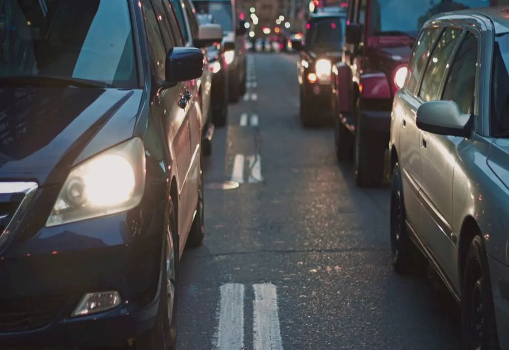 Mai multe orașe din România vor avea zone cu acces restricționat sau taxe pentru mașinile poluante