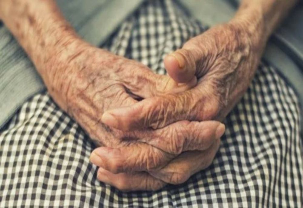 FEMEIE DE 76 DE ANI ÎNJUNGHIATĂ DE SOȚ ÎN PROPRIA CASĂ, LA PITEȘTI