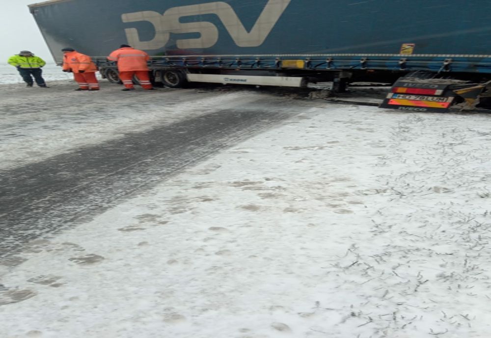 DN1A, blocat de un TIR care a derapat