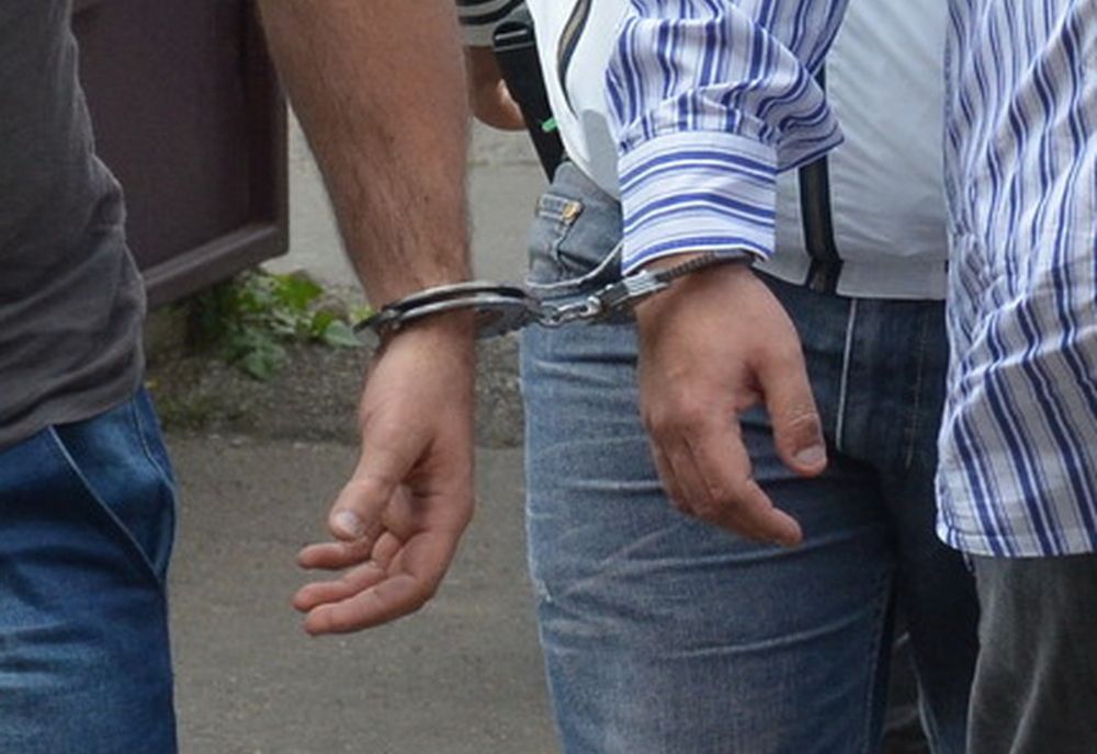 Doi brașoveni, arestați după ce au furat din casa unor bătrâni din Mureș aproximativ 12.000 lei