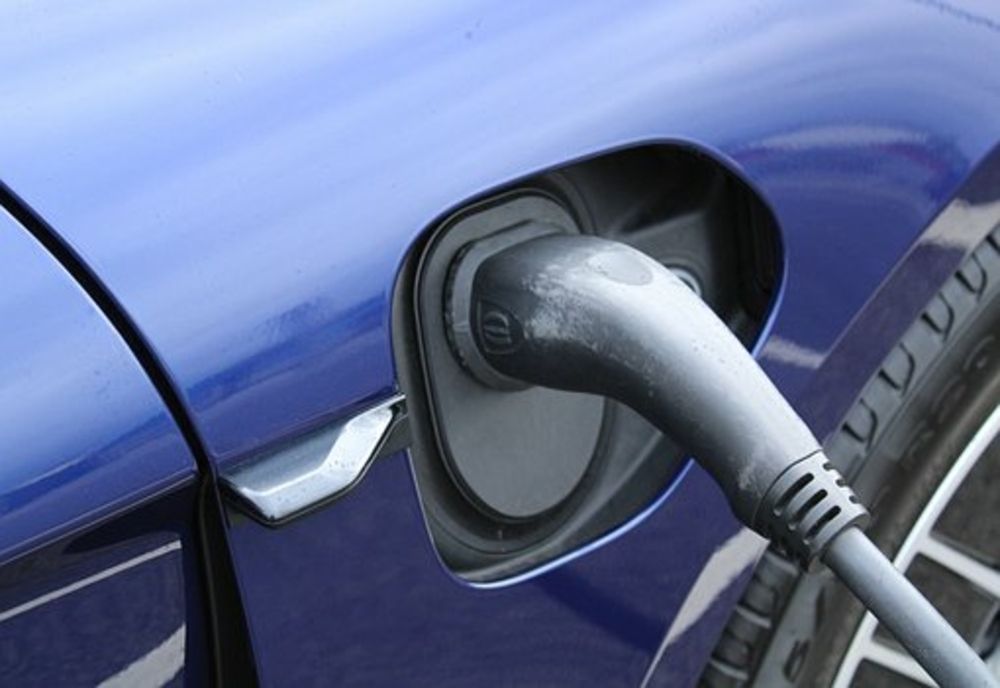 Ce mașini mai atrag interesul românilor. Electricele, pe val, diesel a scăzut sub 13% cotă de piață