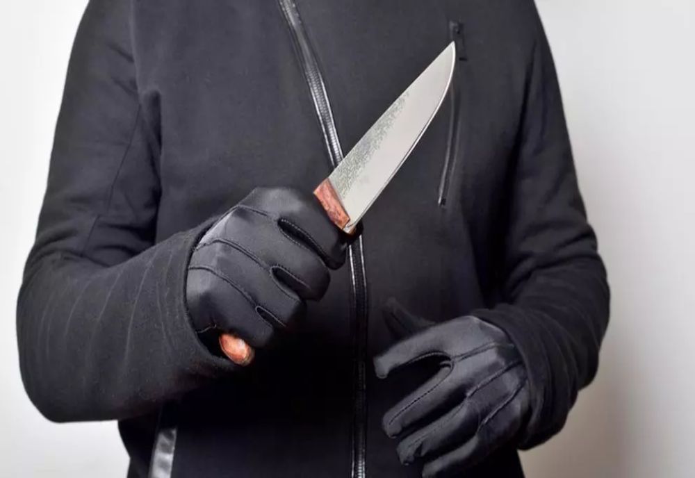 CUȚITE, TOPOARE ȘI COASE, DESCOPERITE LA DOI BĂRBAȚI LA UN TÂRG TRADIȚIONAL DIN DÂMBOVIȚA