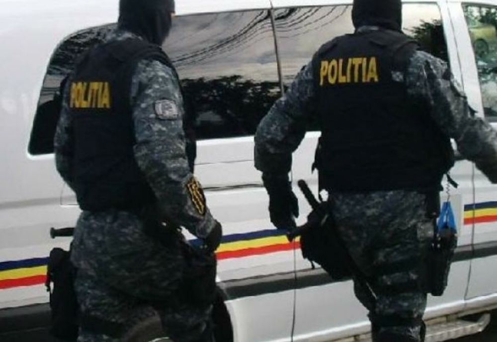 VIDEO Percheziții la posibili traficanți de droguri. 16 persoane au fost reținute