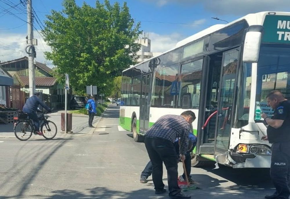 Autobuz implicat într-un accident rutier, la Făgăraș