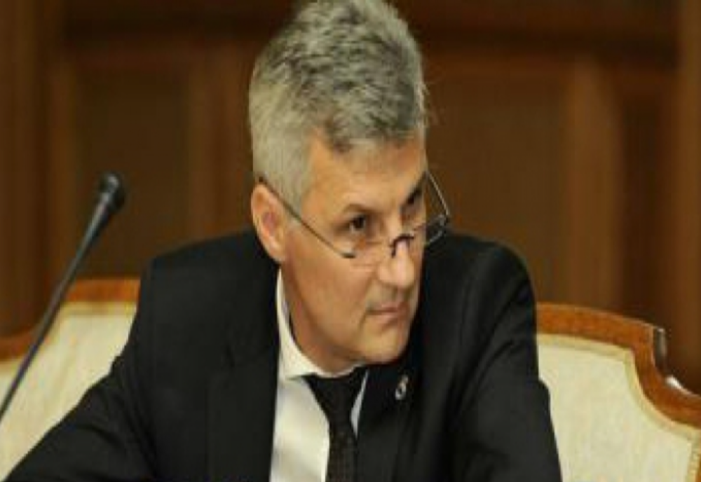 „Este un impostor!” Scandal uriaș la vârful Guvernului: Ministrul Apărării, acuzat că și-a falsificat studiile. Bolojan, somat să-l dea afară!