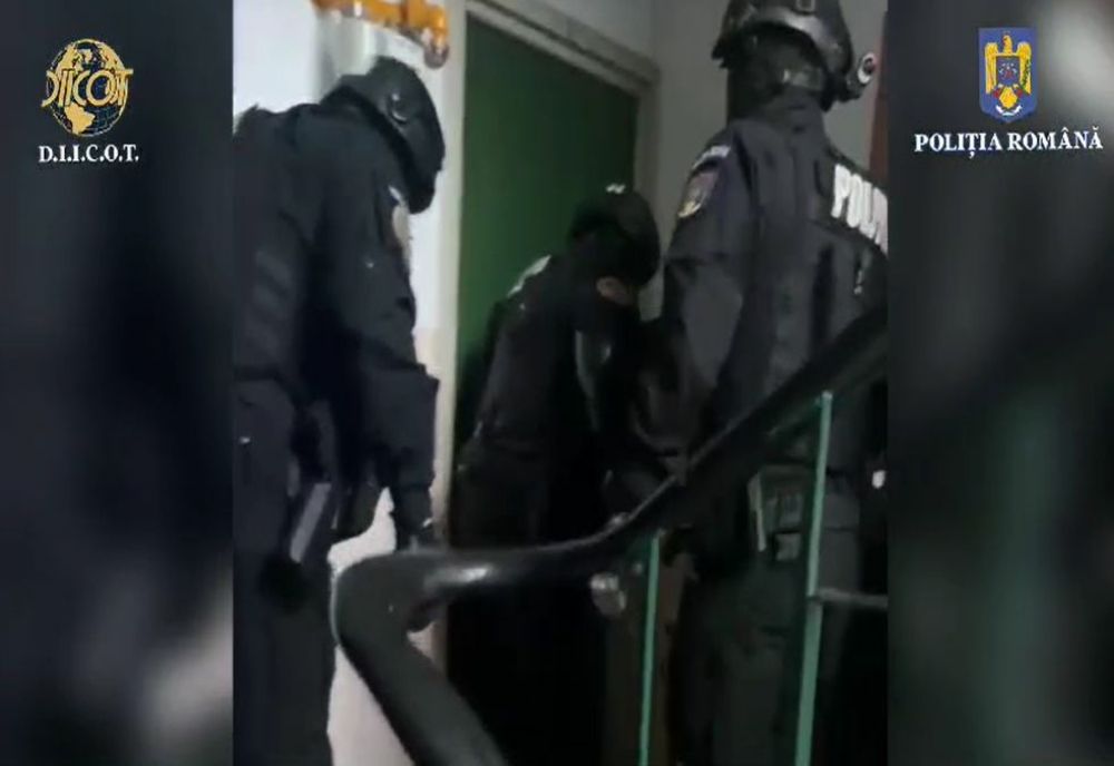 VIDEO Percheziții la un bărbat acuzat de pornografie infantilă și trafic de droguri