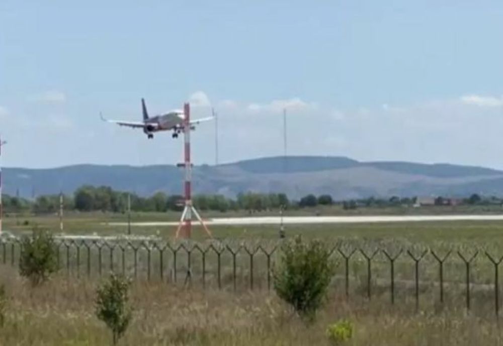 Incident pe aeroportul din Brașov. Aterizare ratată a unui avion ce venea de la Londra VIDEO