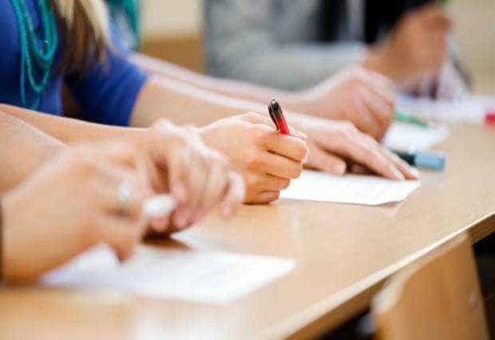 BOLOJAN: PLĂTIM UN MILIARD DE EURO PE BURSELE ELEVILOR. SISTEMUL ACTUAL TREBUIE RECONFIGURAT, SPUNE PREMIERUL