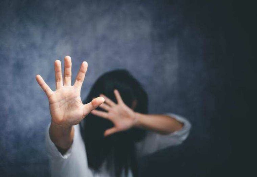 LEGEA „ROMÂNIA FĂRĂ VIOLENȚĂ” A FOST ADOPTATĂ. PEDEPSE MAI MARI PENTRU AGRESORI ȘI ORDIN DE PROTECȚIE PRELUNGIT AUTOMAT