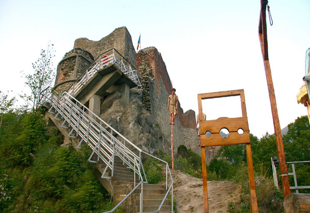 CETATEA POENARI, ÎNCHISĂ TEMPORAR BDIN CAUZA APARIȚIEI URȘILOR ÎN ZONA TURISTICĂ