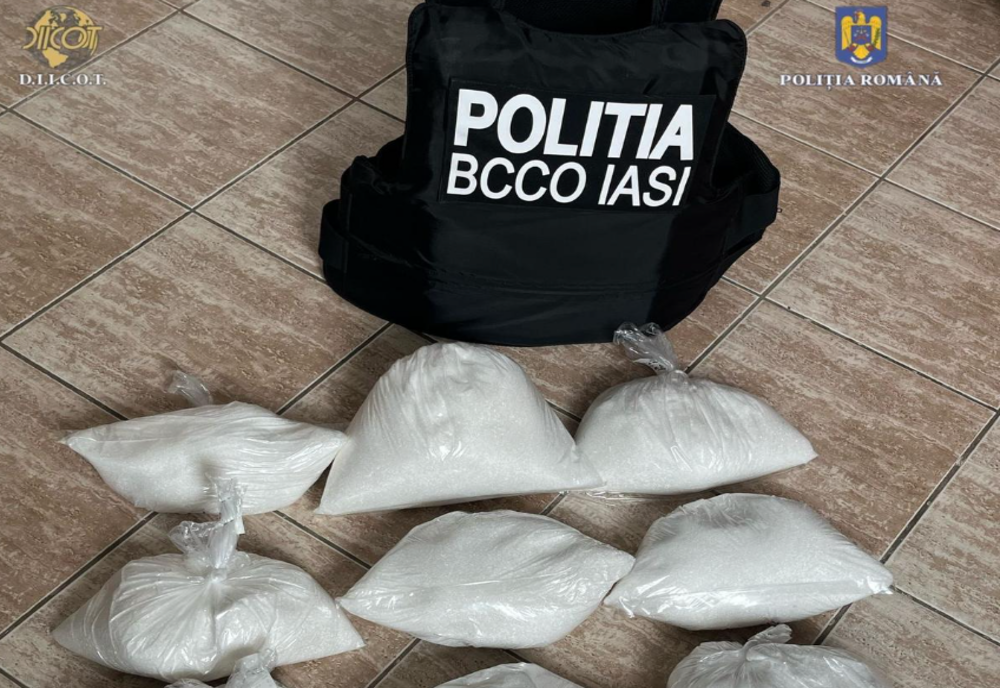 TREI BĂRBAȚI AU INTRODUS ÎN ROMÂNIA ZECI DE KILOGRAME DE CANABIS PRIN CURIERAT. MIROSUL DROGURILOR, MASCAT CU CAFEA