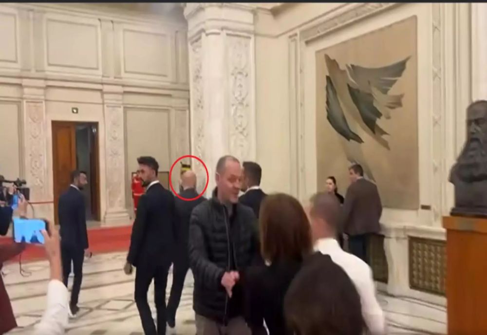 Bolojan, derapaj ȘOCANT la adresa presei. „Șeful sărăciei” și-a pus oamenii să îi împingă pe jurnaliști, ca să-i acopere fuga din Parlament – VIDEO