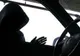 Tânăr de 23 de ani, reținut după ce a spart geamurile unor mașini și a încercat să fure din ele