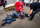Persoană căzută pe stradă, salvată de un jandarm
