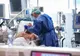 Mărturia tulburătoare a bărbatului bolnav de COVID-19 care respiră cu masca de oxigen de la geamul salonului de spital, privind protestele anti-restricții din Brașov