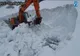 Transfăgărășanul este acoperit de zăpadă, care pe alocuri depășește 7- 8 metri. Drumarii fac eforturi pentru a elibera carosabilul