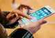 SPIONAJ la nivel înalt! Au fost vizați jurnaliști și politicieni. Pe cine acuză gigantul APPLE