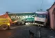 Trafic blocat pe DN1! Un TIR a intrat într-un cap de pod!