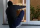 Tânăr de 19 ani arestat după ce a furat aproape 20.000 de euro dintr-o locuință