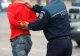 Drogurile i-au luat mințile unui copil de 14 ani. A mușcat și bătut o persoană, pe care apoi a tâlhărit-o