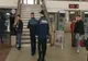 VIDEO Acțiune a polițiștilor, în municipiul Brașov. Tineri suspecți, la mall. Aceștia au fost duși la secție