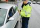 Polițiștii brașoveni au împărțit flori femeilor (FOTO)