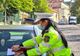 Polițiștii locali îi avertizează pe șoferii care parchează pe pistele pentru bicicliști