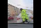 VIDEO Un polițist de la Rutieră deszăpezește luneta unei mașini aflate în trafic, în municipiul Brașov