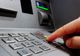 O nouă metodă de furt din bancomat șochează: umărul surferului. Cum sunt alese victimele?