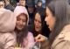 GEST SIMBOLIC LA BUFTEA: JURNALISTA ALESSIA PĂCURARU A OFERIT BOMBOANE COPIILOR VENIȚI LA ACȚIUNEA DE SUSȚINERE A LUI CĂLIN GEORGESCU - VIDEO 