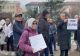 Protest în fața Primăriei Motru. Oamenii exasperați de frigul din case strigă la unison „Vrem căldură”
